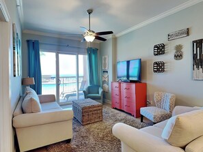 コンドミニアム ベッド (複数台) バルコニー プールビュー (#502 - No Pets) | リビング エリア | 42 インチのテレビ (デジタル放送視聴可)