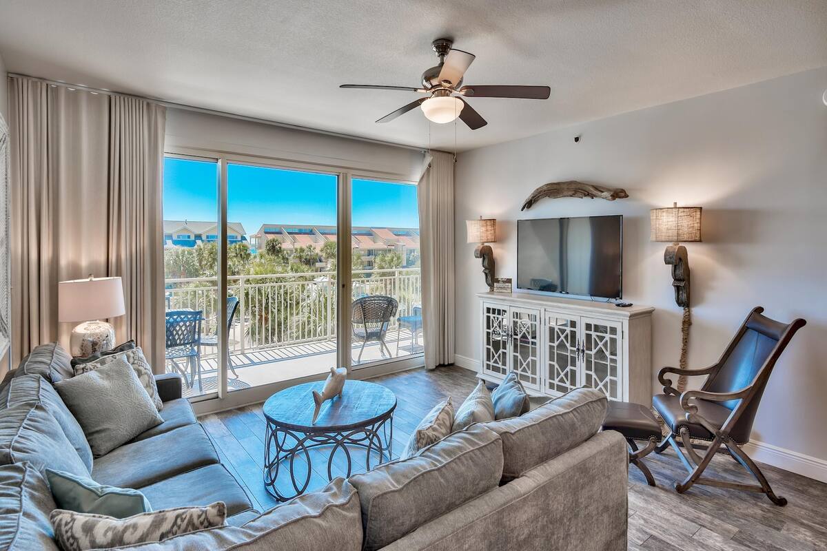 公寓客房, 多張床, 露台, 海景 (#317 - No Pets) | 客廳 | 電視