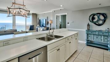 Condo, várias camas, sacada, vista para o oceano (#1004 - No Pets) | Cozinha privada | Cafeteira/chaleira, geladeira, micro-ondas, fogão