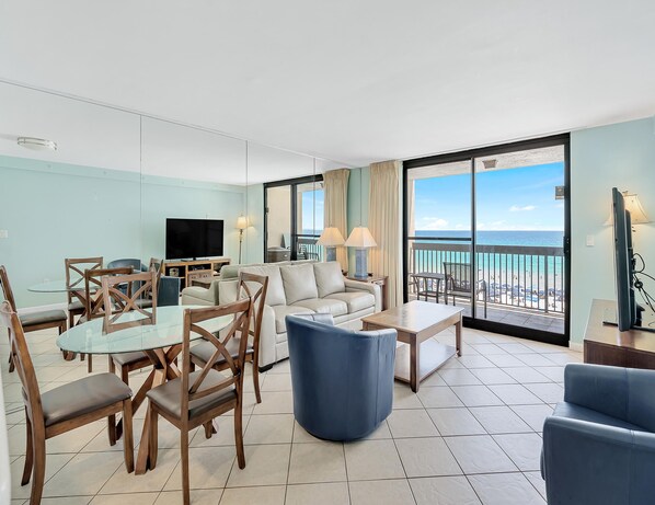 Apartment, Mehrere Betten, Balkon, Meerblick (#511 - No Pets Allowed) | Wohnbereich | Fernseher