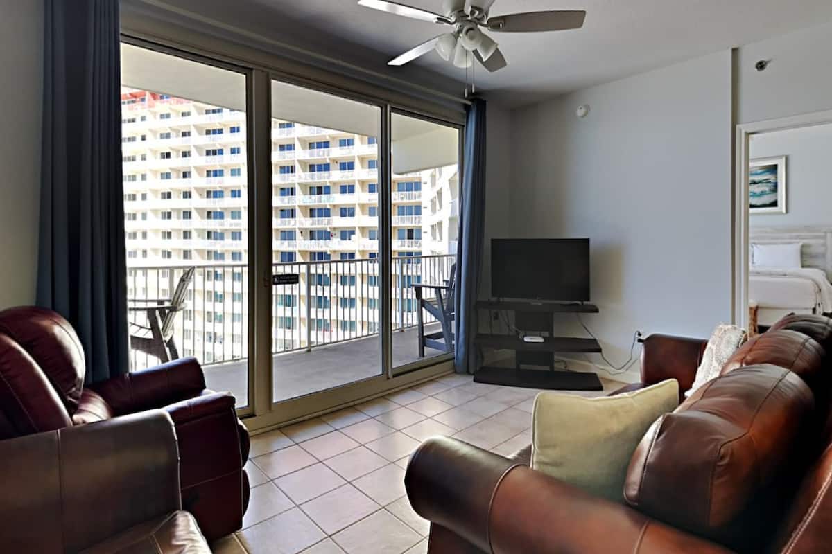 Appartamento, letti multipli, balcone, vista oceano (#1423 - No Pets) | Area soggiorno | TV a schermo piatto 40 pollici con canali digitali, TV