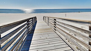 På stranden