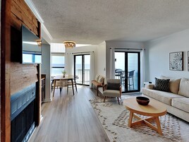 公寓式客房, 多张床, 阳台, 海洋景观 (#4 - No Pets) | 起居区 | 42-英寸纯平电视（配备数码频道）