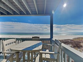 公寓式客房, 多张床, 阳台, 海洋景观 (#2 - No Pets) | 室外用餐