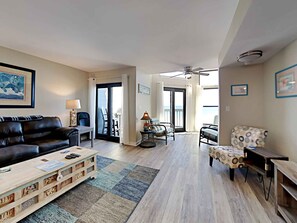 公寓式客房, 多张床, 阳台, 海洋景观 (#5 - No Pets) | 起居区 | 42-英寸纯平电视（配备数码频道）