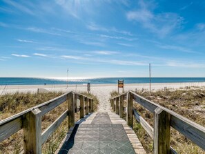 On the beach - Silver Beach by Southern Vacation Rentals (Orange Beach)