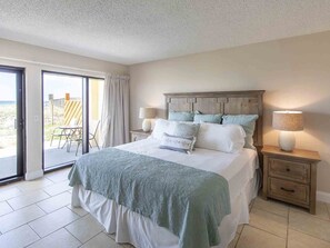 Apartment, Mehrere Betten, Balkon, Meerblick (#105 - No Pets) | 3 Schlafzimmer, individuell dekoriert, individuell eingerichtet