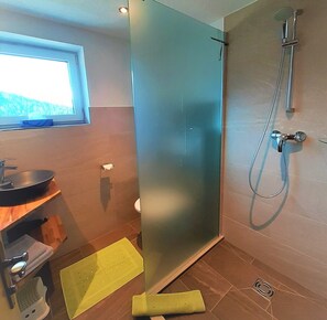 Suihku, ympäristöystävälliset hygieniatuotteet, hiustenkuivaaja