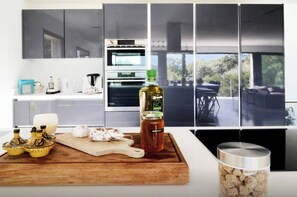 ثلاجة، ميكروويف، فرن، موقد طهي مسطح