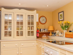 Fridge, electric kettle, toaster, cookware/dishes/utensils - Little London (Battle)