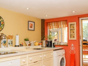 Fridge, electric kettle, toaster, cookware/dishes/utensils - Little London (Battle)