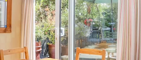 냉장고, 전기 주전자, 토스터, 조리 도구/접시/주방 기구