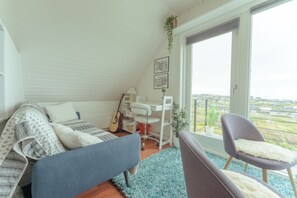 Standard-íbúð | Stofa | 40-tommu flatskjársjónvarp með gervihnattarásum