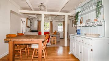 Lemari es, mesin pencuci piring, dan ketel listrik