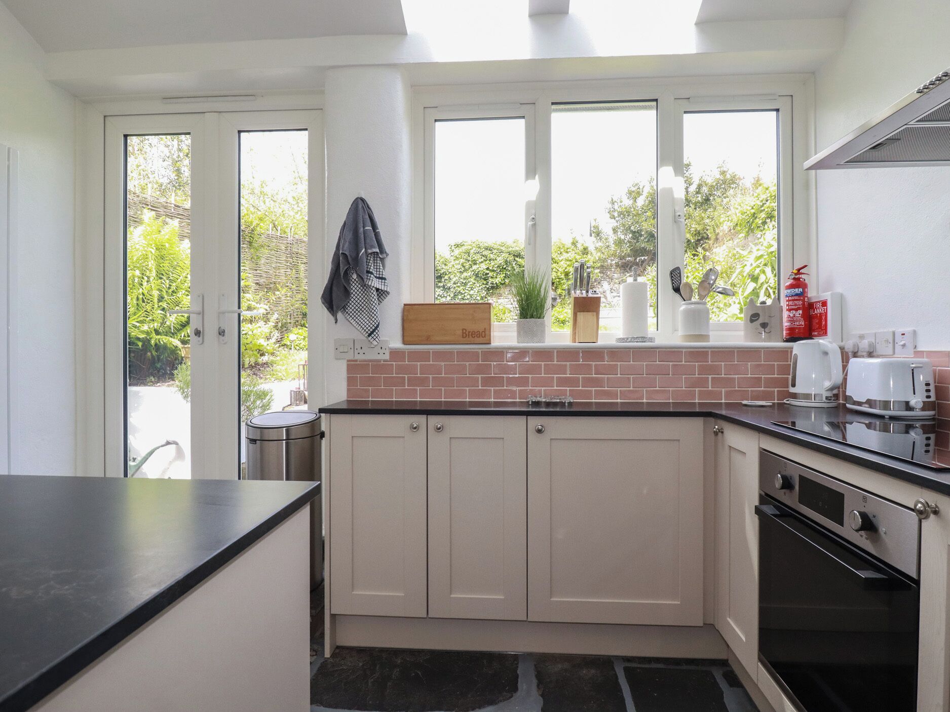 Cottage | Dapur pribadi | Lemari es, mesin pencuci piring, dan ketel listrik