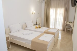Double Room - With Balcony | 1 slaapkamer, een kluis op de kamer, een bureau, een laptopwerkplek