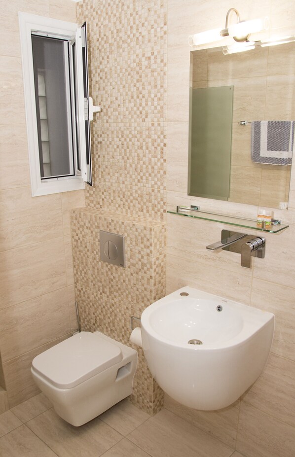 Shower, rainfall showerhead, hair dryer, towels - Astron Hotel (Lemnos)