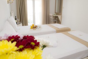 Double Room - With Balcony | 客房內保險箱、書桌、筆電工作空間、熨斗/熨衣板