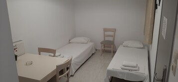 Family Room - Without Balcony | 1 quarto, cofres nos quartos, escrivaninha
