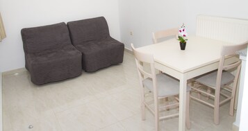 Family Room - Without Balcony | 1 quarto, cofres nos quartos, escrivaninha