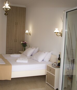 Double Room - With Balcony | 1 soveværelse, pengeskab på værelset, skrivebord