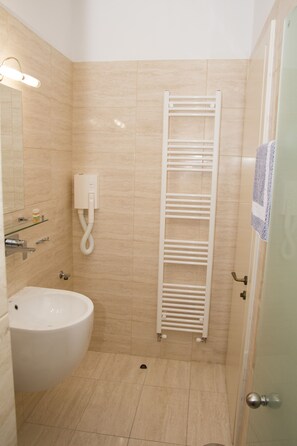 淋浴設備、淋浴花灑、吹風機、毛巾