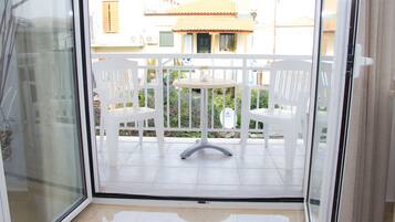 Double Room - With Balcony | 1 Schlafzimmer, Zimmersafe, Schreibtisch, laptopgeeigneter Arbeitsplatz