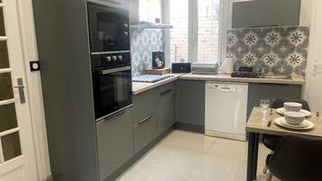 Een koelkast, een microgolfoven, een oven, een kookplaat