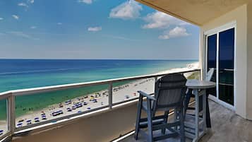 Apartment, Mehrere Betten, Balkon, Meerblick (#1001 - No Pets) | Unterkunftsgelände