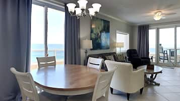 Apartment, Mehrere Betten, Balkon, Meerblick (#1001 - No Pets) | Speisen