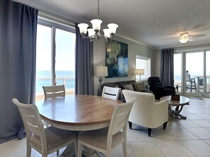 コンドミニアム ベッド (複数台) バルコニー オーシャンビュー (#1001 - No Pets) | レストラン