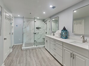 Condo, Plusieurs lits, balcon, vue sur l’océan (#705 - No Pets) | Salle de bain | Serviettes fournies, papier de toilette