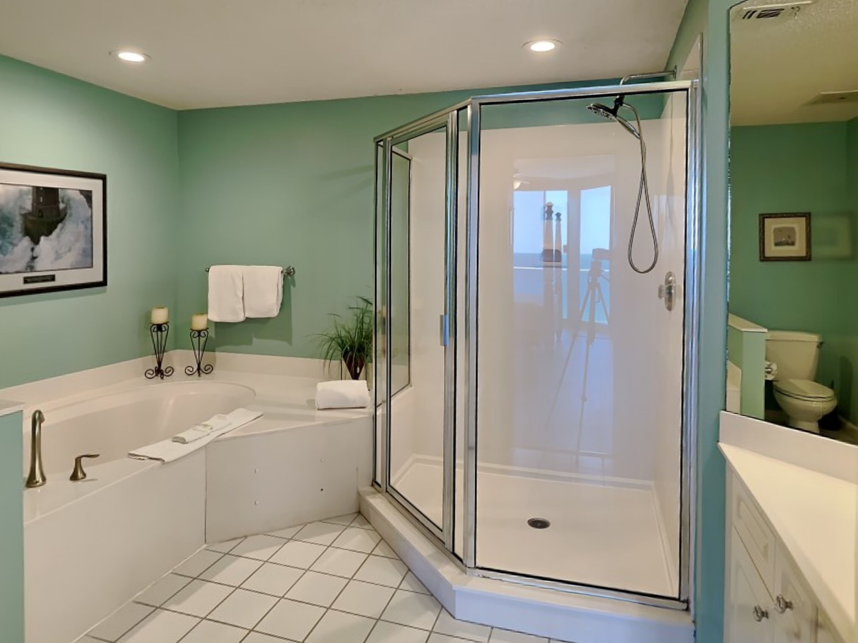 Une salle de bain moderne avec une douche à parois de verre, une baignoire sur pieds et des toilettes.