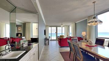 Condo (3 Bedrooms) | Property amenity