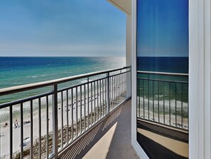 A balcony with a view of the beach and ocean. - The Pearl of Navarre by Southern Vacation Rentals (Navarre)