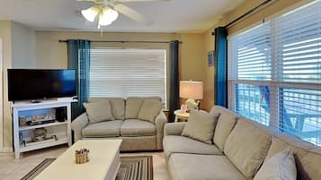 Apartment, Mehrere Betten, KĂŒche (#206 - No Pets) | Wohnbereich | 40-Zoll-Fernseher mit Digitalempfang