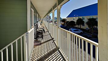 Appartement, Meerdere bedden, balkon (#201 - No Pets) | Terrein van de accommodatie