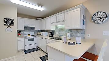 Appartement, Meerdere bedden, keuken (#206 - No Pets) | Privékeuken | Een koelkast, een microgolfoven, een oven, een kookplaat