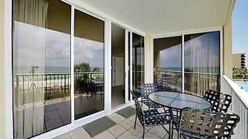 Huoneisto, useita sänkyjä, parveke, valtamerinäköala (#305 - No Pets) | Ulkoruokailutilat