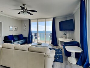 Condo, varias camas, balcón, vista al océano (#1501 - No Pets) | Área de sala de estar | Televisión de pantalla plana 