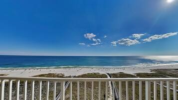 Condo (3 Bedrooms) | Property amenity