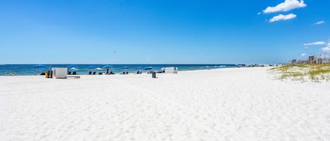 På stranden