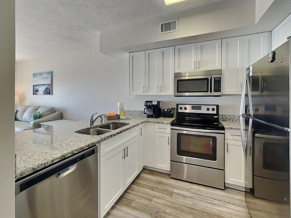 Kondominium, Beberapa Tempat Tidur, balkon, pemandangan samudra (#1003 - No Pets) | Dapur pribadi | Lemari es, microwave, oven, dan kompor