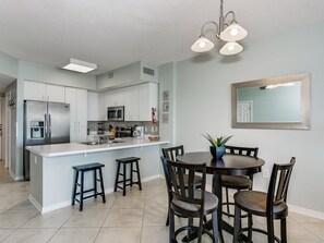 Kondominium, Beberapa Tempat Tidur, balkon, pemandangan samudra (#202 - No Pets) | Tempat makan