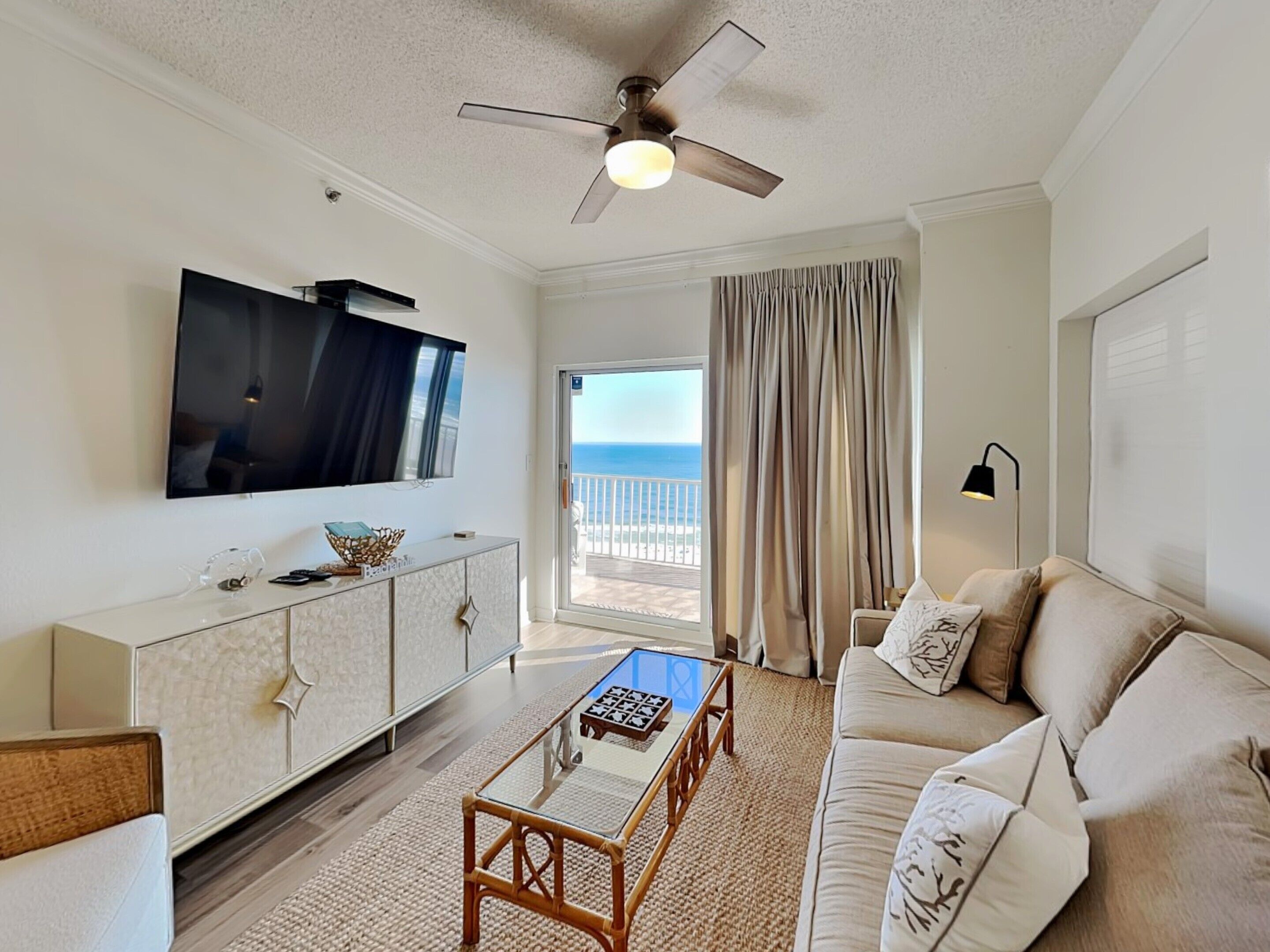 コンドミニアム (3 Bedrooms) | 施設の正面