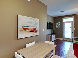 Condo, nhiều giường, ban công (#713 - No Pets) | Khu ăn uống