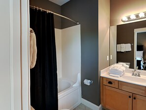 Appart'hôtel, plusieurs lits, balcon (#713 - No Pets) | Salle de bain
