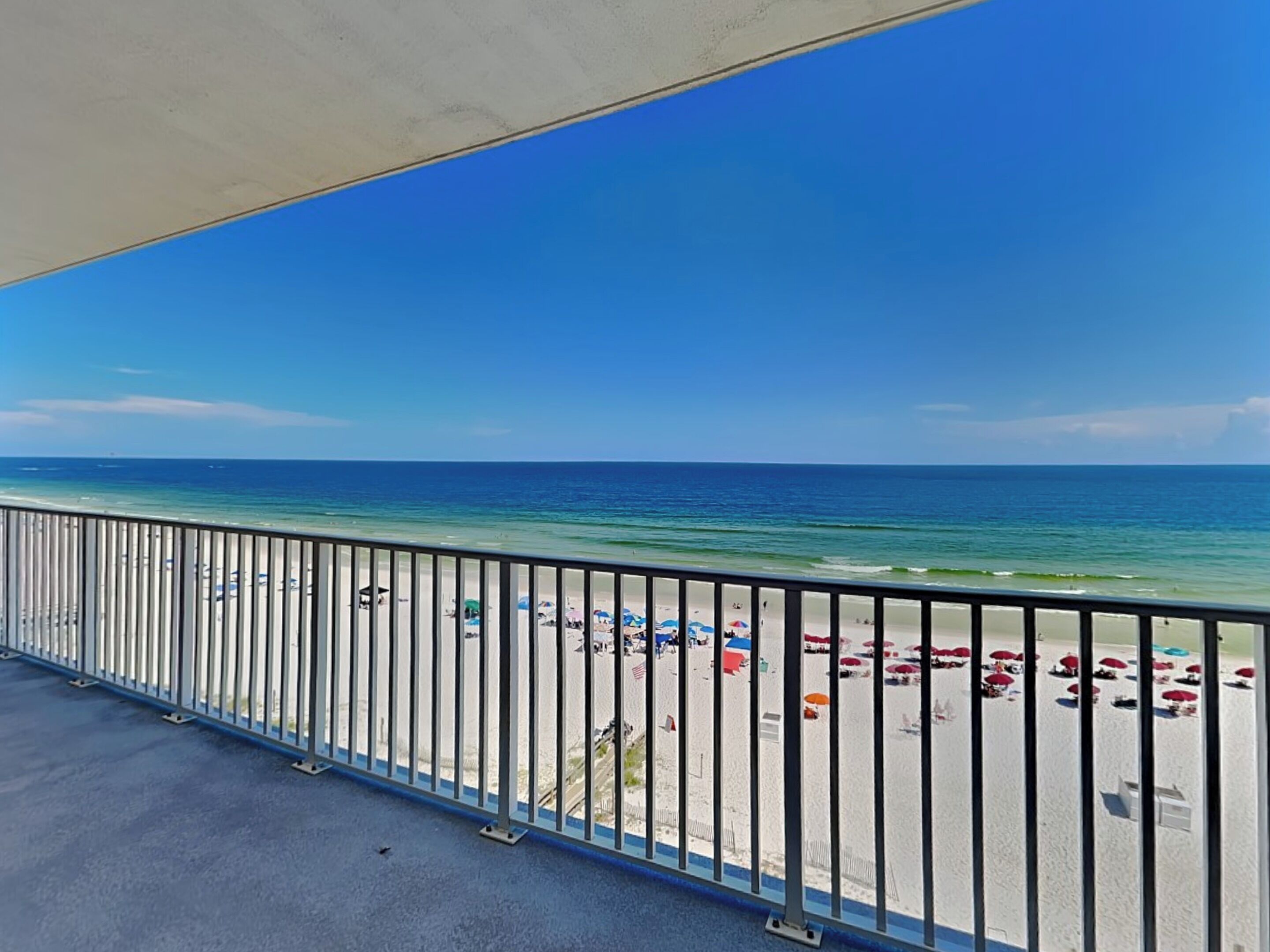 Een balkon met uitzicht op het strand.