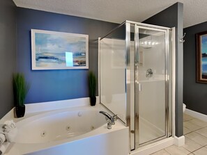 Appart'hôtel, plusieurs lits, bain à remous, vue océan (#1202 - No Pets) | Salle de bain