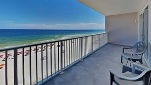 Un balcon avec vue sur la plage et l’océan.